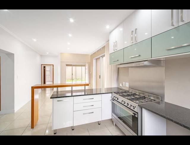 3 BEDROOM APARTMENT FOR SALE IN BRYANSTON